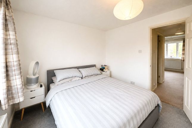9, Brookmead Court, Farnham photo 4