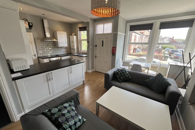 4-bed house on Knowle Place, Leeds, £2,513/mo