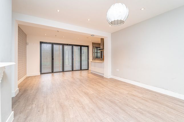 Flat for sale in Tetherdown, London