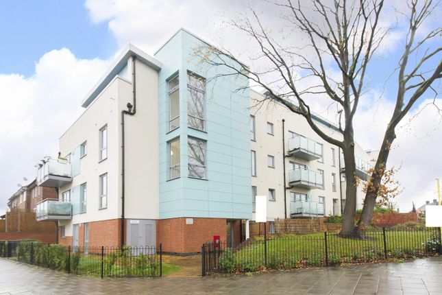 Flat for sale in Southend Lane, Catford, London