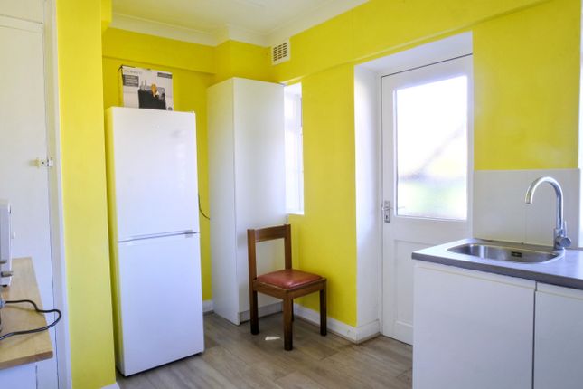 14, Springfield Court, London photo 4