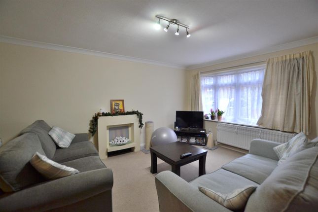 40, Woodlands, Fleet photo 2