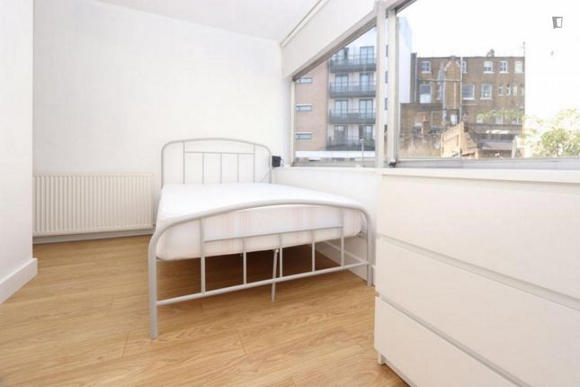 Room to rent in Springfield Lane, London