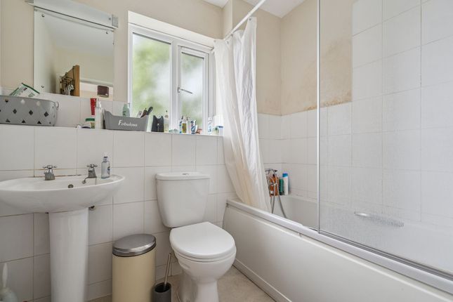 28 Brambling Close, Bushey photo 3