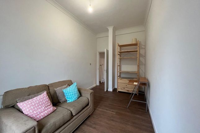 Flat to rent in The Vale, Acton