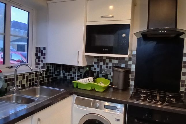 Hurworth Avenue, Slough photo 2