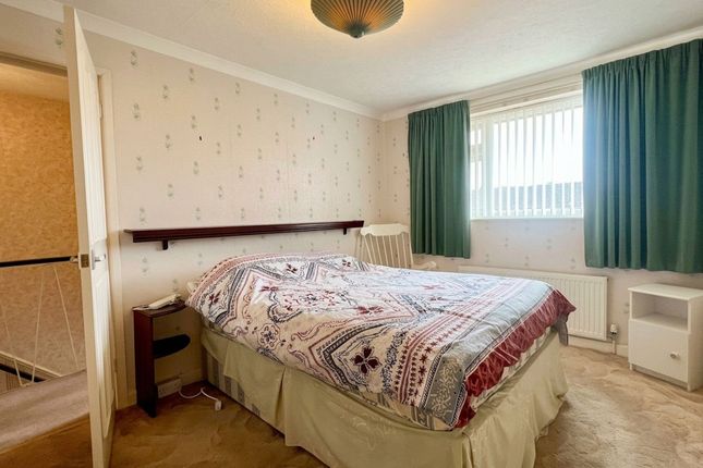 5, Blackthorn Gardens, Taunton - NO onward chain! photo 4