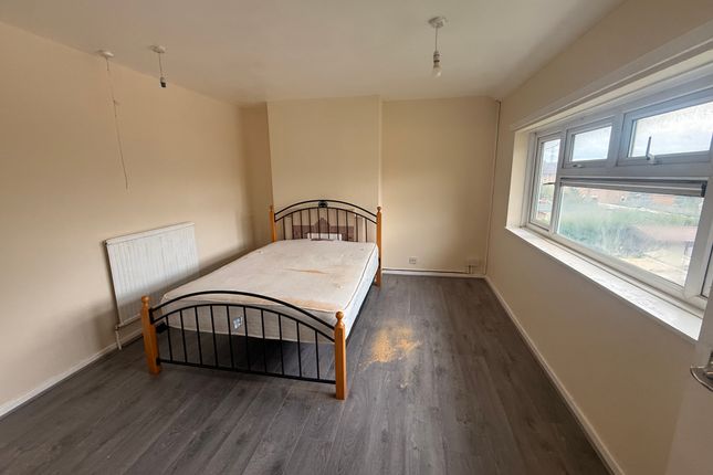 137, Whipperley Way, Luton photo 3