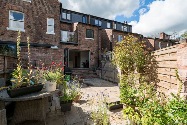 25 Moss Lane, Alderley Edge photo 2