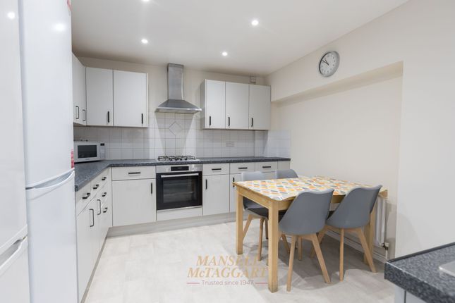 33 Chesters, Horley photo 3