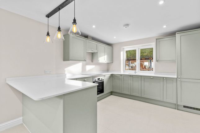 Manor Cottages, Thame Road, Buckinghamshire photo 2