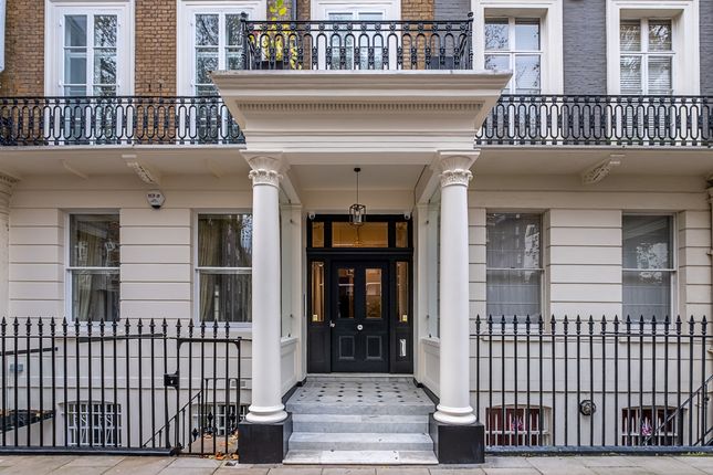 Triplex to rent in Rutland Gate, London