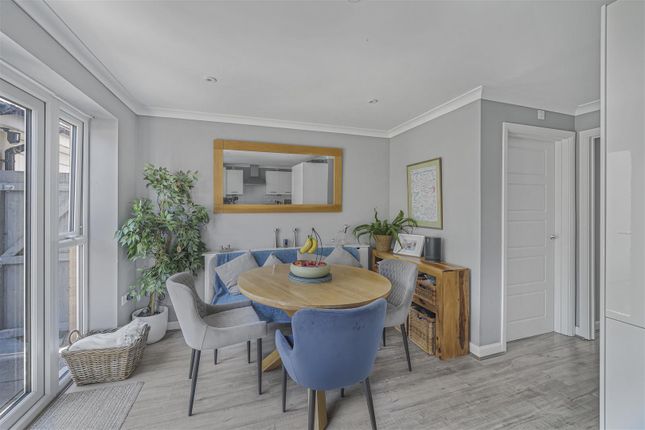 8, Green Meadow Close, Barry photo 3