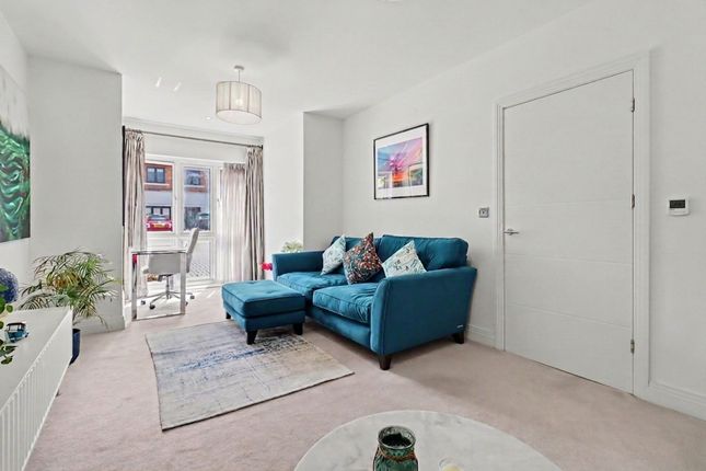 14 Carleton Avenue, East Molesey photo 4