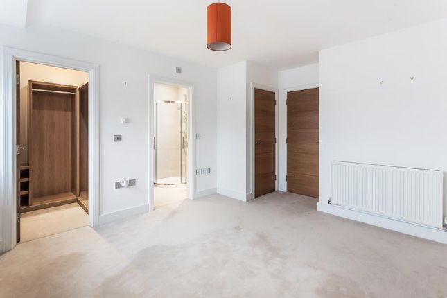 Town house to rent in Sovereign Mews, Ascot
