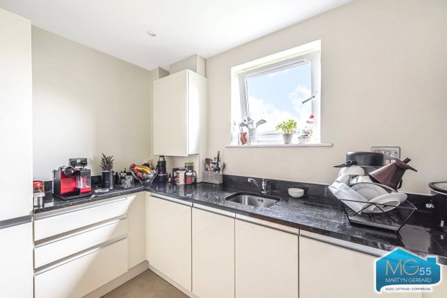 Flat for sale in Peacock Close, London
