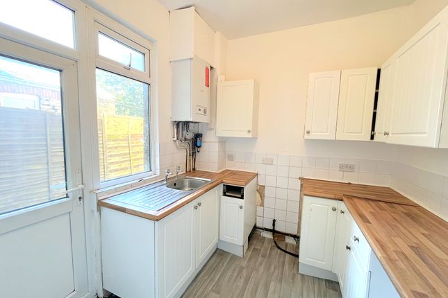 27, Hainault Avenue, Westcliff-on-Sea photo 4