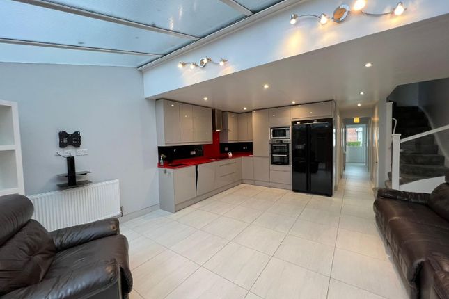 9, Acorn Close, London photo 4