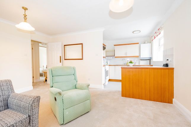 41 West Fryerne, Yateley photo 4