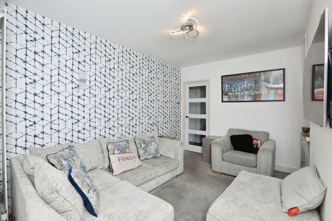 42, Eagle Close, Kent photo 4