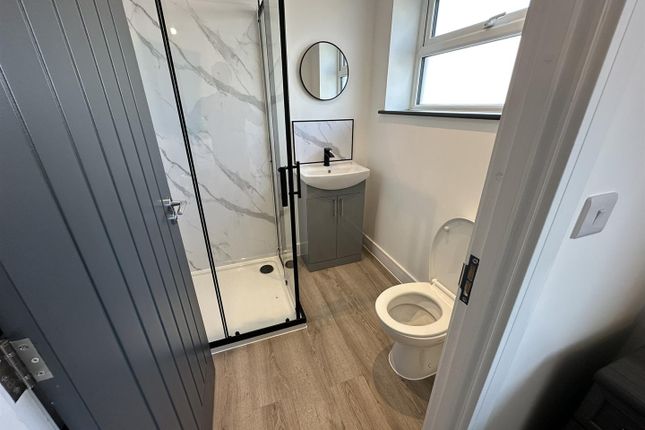 Room 4, 136, Charlton Road, Kingswood photo 3