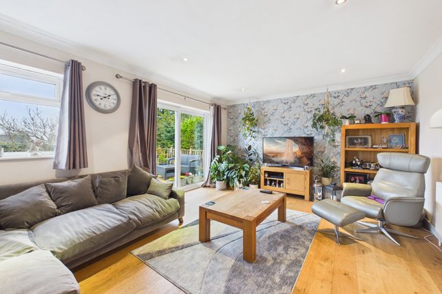 5 Keats Close, High Wycombe photo 2