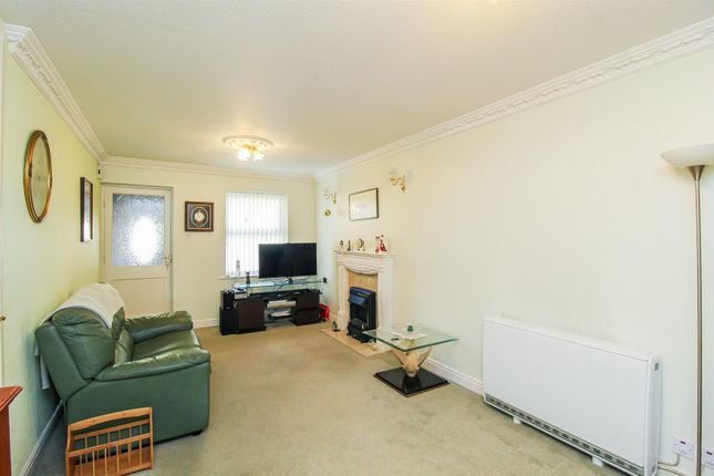 4, Holly Court, Wakefield photo 4