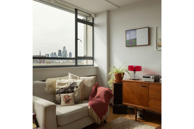 Flat 32, Keeling House Claredale Street, London photo 3