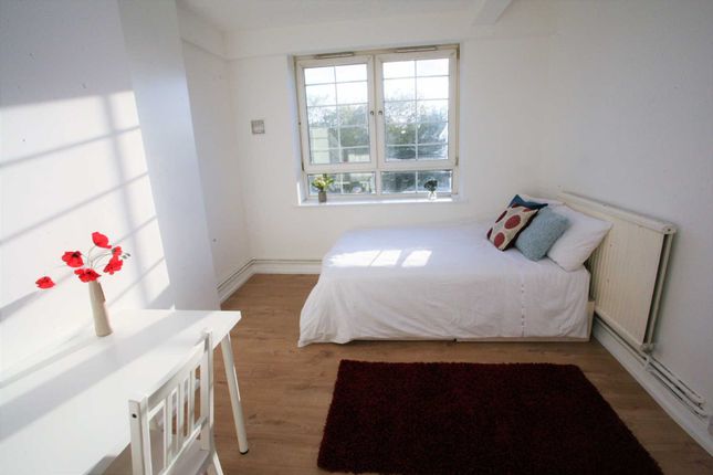 Thumbnail Flat to rent in Swan Road, Surrey Quays