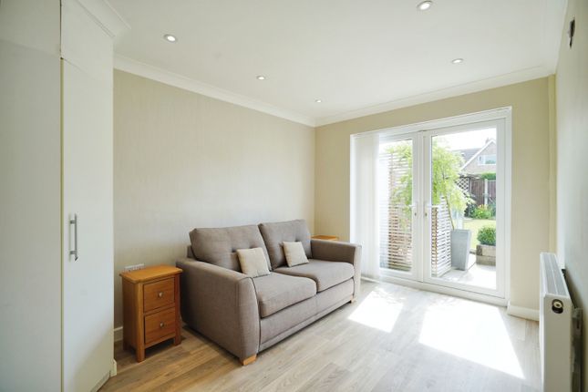 9, Burns Close, Swadlincote photo 4