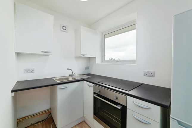 27, Seaview Crescent, Pembrokeshire photo 3
