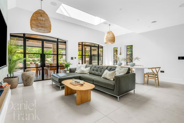 72A, Alderton Hill, Loughton photo 4