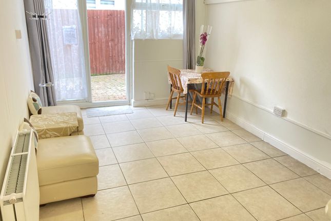 Thumbnail Flat to rent in Very Near Maple Grove Area, South Ealing