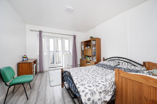 2-bed flat on Cephas Ave, Bethnal Green, £375,000