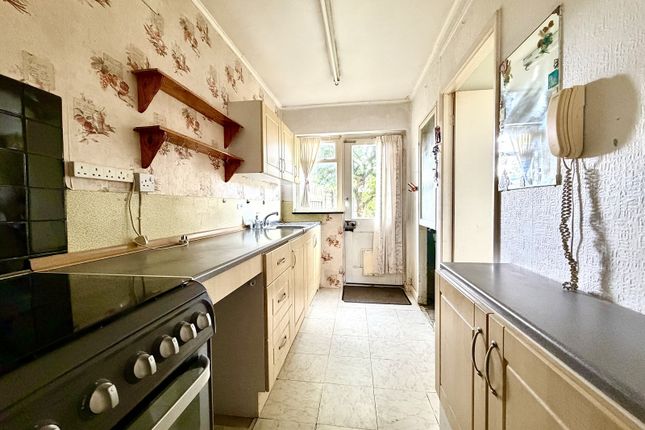 4, Devon Way, Chessington photo 3