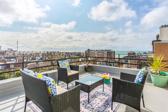 Thumbnail Flat to rent in Grand Avenue, Hove, East Sussex