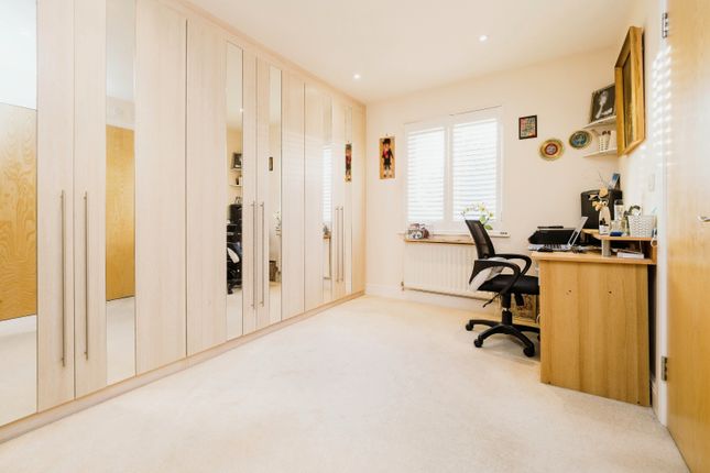 Flat for sale in Epping New Road, Buckhurst Hill, Essex
