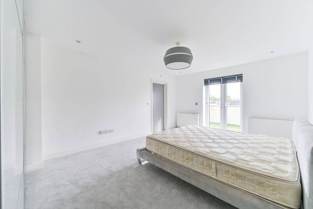 Flat for sale in Suffolk Road, South Norwood, London