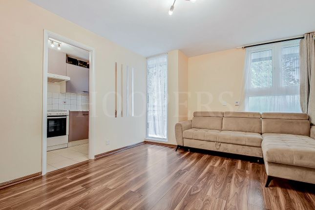 16, Midwood Close, London photo 4