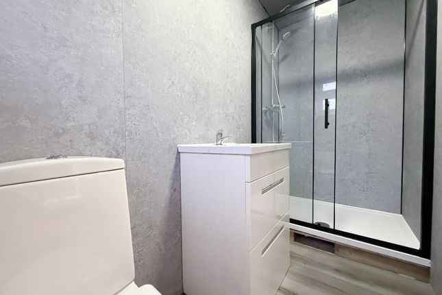 18, Browning Way, Hounslow photo 4