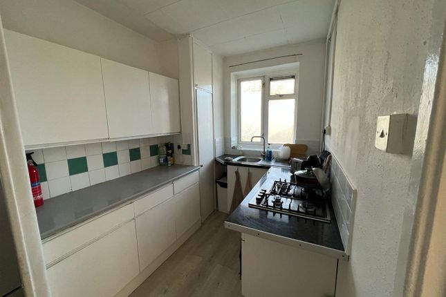 Flat 14, Cheshunt House, Mortimer Crescent, London photo 2