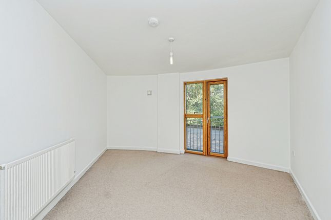 Flat 15,,, St. Peters Gardens, London photo 4