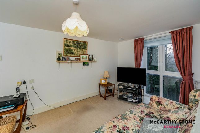 Flat for sale in Abbotsmead Place, Caversham, Reading