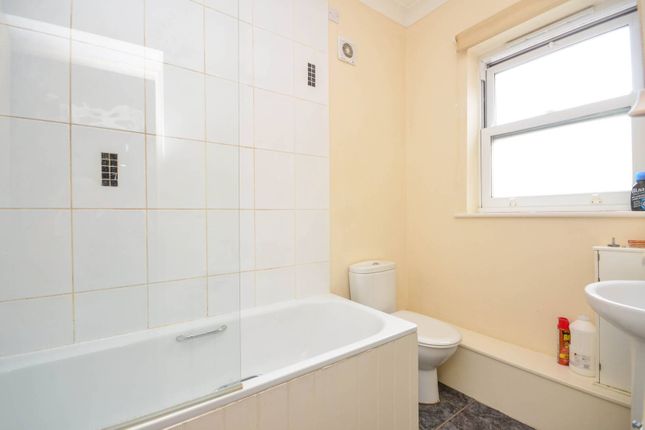 Flat to rent in Farnham Road, Guildford