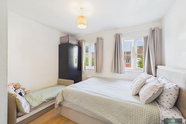 7, Grove Court, Crawley photo 2