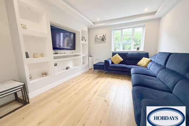 25 Swanley Crescent, Potters Bar, Hertfordshire photo 3