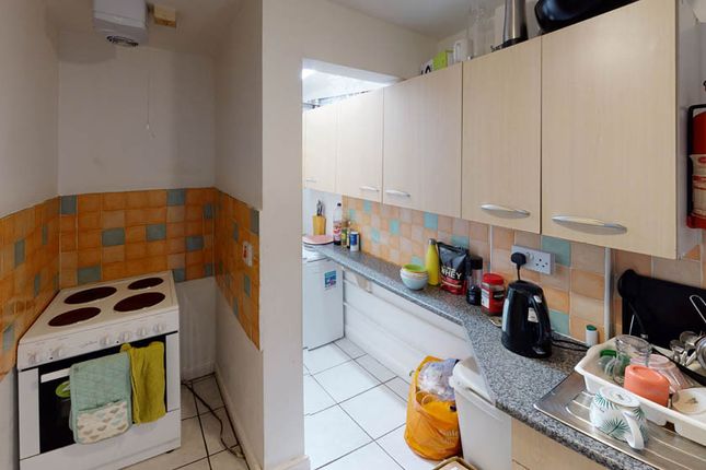Terraced house to rent in 4 66 Victoria Road, Leeds