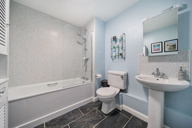 Flat 22, Lido House, Northfield Avenue, LONDON photo 2