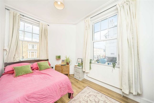First Floor Flat, 21, Lavender Hill, London photo 4
