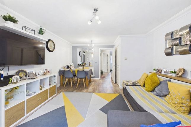 22, Glenwood Court, Hampshire photo 2